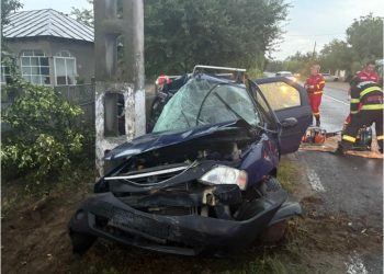 Doi tineri, de 17 și 22 de ani și-au pierdut viața într-un accident rutier grav, la Năsturelu. Maşina în care se aflau a intrat într-un copac şi apoi într-un stâlp de curent