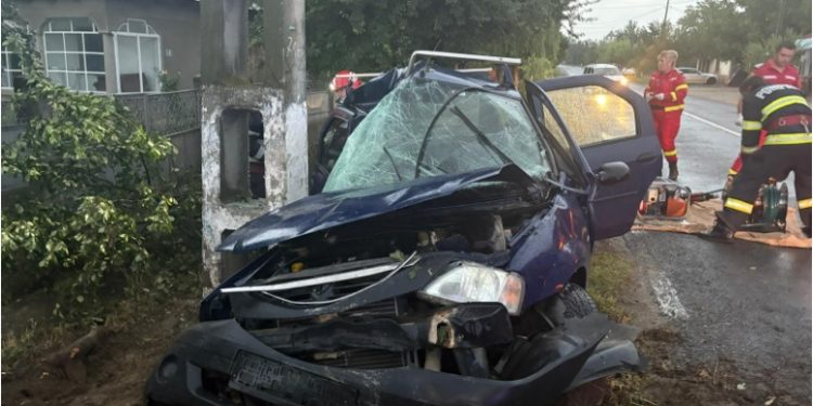 Doi tineri, de 17 și 22 de ani și-au pierdut viața într-un accident rutier grav, la Năsturelu. Maşina în care se aflau a intrat într-un copac şi apoi într-un stâlp de curent