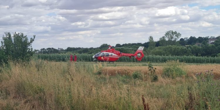 Accident rutier între localitățile Cătunu și Poeni. Una dintre victime este în stare de inconștiență. Un bărbat de 57 de ani a murit, iar nepotul său, de 3 ani, grav rănit, a fost transportat cu elicopterul la București
