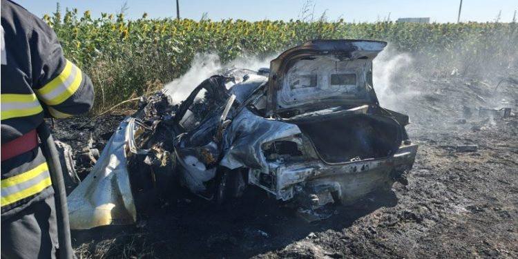 Doi șoferi au murit într-un accident teribil produs între o mașină și o autoutilitară, între localitățile Gârcov (jud. Olt) și Islaz (Teleorman). Mașina a luat foc în urma impactului