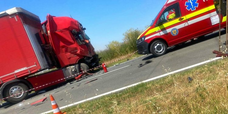 Accident rutier pe E 70! Două autotrenuri implicate, trafic blocat/ Galerie FOTO