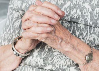 Bărbat cercetat și reținut de polițiști pentru că își chinuia mama de 80 de ani. Polițiștii s-au sesizat din oficiu