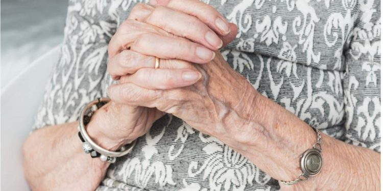 Bărbat cercetat și reținut de polițiști pentru că își chinuia mama de 80 de ani. Polițiștii s-au sesizat din oficiu