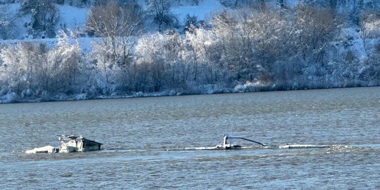 Risc de poluare pe Dunăre, la Zimnicea, după ce o navă de transport a început să se scufunde / Comunicat de presă